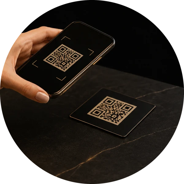 Téléphone scannant le QR code posé sur la table